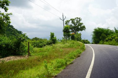 Odisha 'lı Daringbadi' ye giden temiz köy yolu.