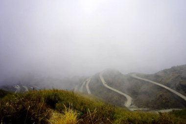 ZIG ZAG YOLU İpeksi SIKIM 'le kaplı.