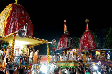 Tanrı Jagannath, Balaram ve Tanrıça Suvadra 'nın üç atlı arabası Kolkata Park Meydan Caddesi' ndeki Iskcon Rath Jatra festivalinde