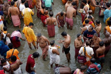 Babu Ghat 'taki Kolkata Mahalaya Tarpan' ın üst görüntüsü