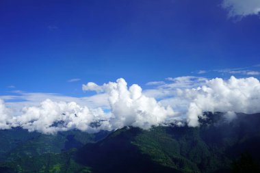 Beyaz Karlı Bulutlu Dağ Manzarası