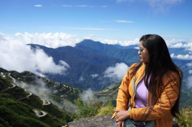 İpek Yolu 'nda Zig Zag Yolu' ndaki tatilinde genç bayan turist pozu