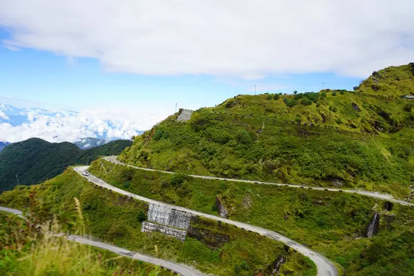 Sikkim 'de tatil sırasında İpek Yolu' nda güneşli hava