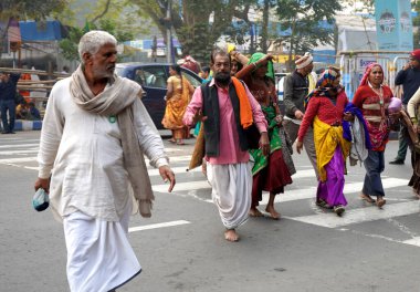 15 Ocak 2023, Kolkata, Batı Bengal, Hindistan. Ganga Sagar Mela sırasında Kolkata aktarma kampında farklı eyaletlerden gelen bir hacı.