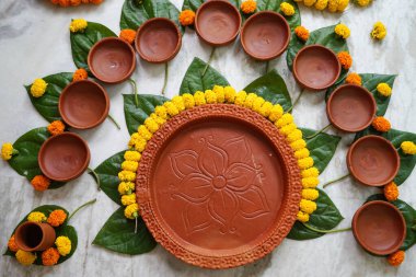 Boş toprak eşyalar Bengali 'de yemek servisi için kullanılır.