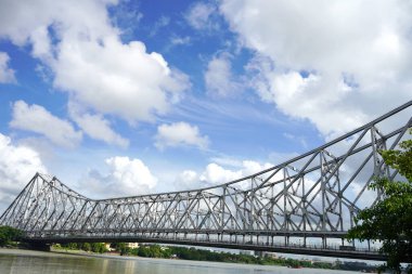 Mullick Ghat Çiçek Pazarı 'ndan Howrah Köprüsü' nün güzel manzarası