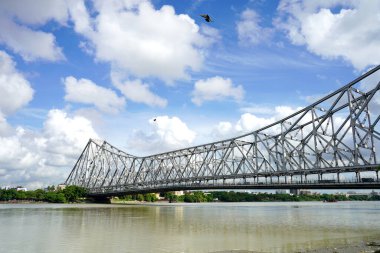 Mullick Ghat 'tan Howrah Köprüsü ve Kutsal Ganga Nehri manzarası