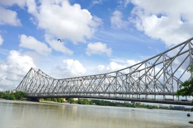 Güneşli hava ve kutsal Ganga nehri ile Howrah Köprüsü manzarası
