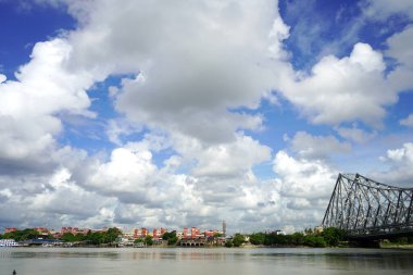 Howrah İstasyonu manzaralı Ganj nehri üzerindeki köprü.