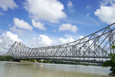 Hooghly Nehri üzerindeki tarihi Howrah köprüsü