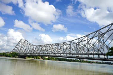Güneşli havada Mullick Ghat 'tan tarihi Howrah köprüsü