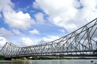 Güneşli Hava 'da Howrah Köprüsü' nün geniş açılı görüntüsü