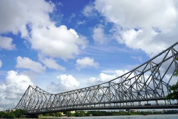 Kolkata çiçek pazarından tarihi Howrah köprüsünün manzarası mullick ghat