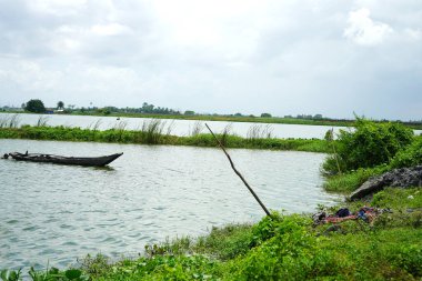 Kolkata 'da Kharibari Yolu' nun yanındaki Rajarhat 'a doğru.