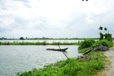 Kharibari, Kolkata, Batı Bengal, Hindistan 'da balıkçı teknesi ve bataklıkları olan doğanın güzelliği..