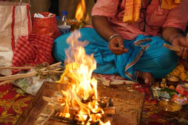Havan ya da Yagya, evliliklerde ve diğer özel günlerde düzenlendi.