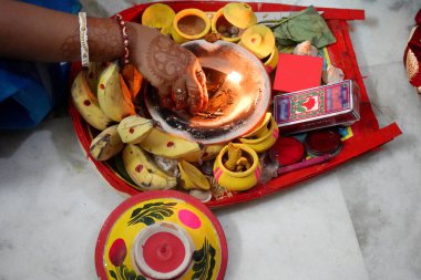 Bengali evlilik törenlerinde geleneksel kulo ya da bambu tepsisi kullanılır.