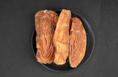 Puri 'li Özel Khaja' nın üst görünümü siyah arkaplan