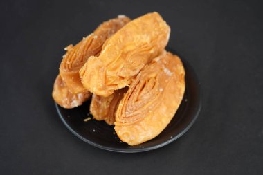 Siyah tabakta gevrek khaja.