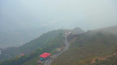 Tepeden Kurseong köyünün manzarası
