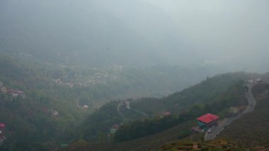 Kurseong dağı ve tepenin üstündeki yol.