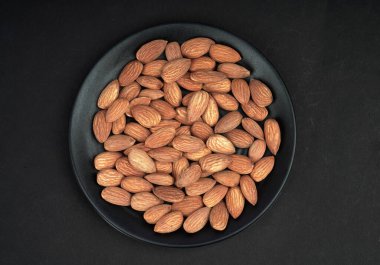 Siyah tabakta doğal taze badem.