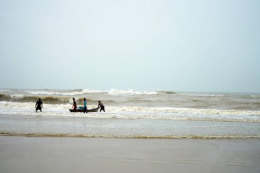 Puri sahilinde teknesi olan bir balıkçı.