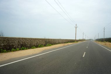 Odisha 'da kumsalda karayolu.