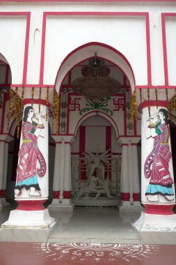 Tamamlanmamış Durga İdolü ile Portre Mirası Tapınağı Girişi ve Sütunlar Üzerine Geleneksel Sanat