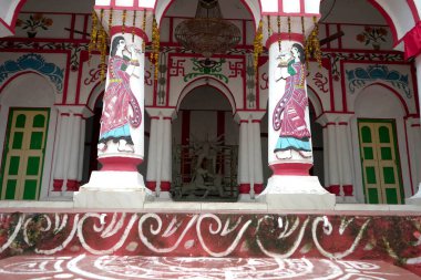 Bitmemiş Durga Idol ve Geleneksel Halk Sanatları Sütunlarıyla Büyük Ataların Avlusu