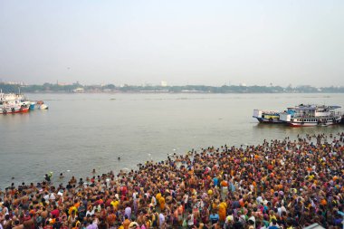 14 Ekim 2023, Babughat, Kolkata, Batı Bengal, Hindistan. Dindarlar Mahalaya sırasında Ganj 'da Kutsal Tarpan alıyorlar.