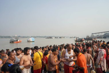 14 Ekim 2023, Babughat, Kolkata, Batı Bengal, Hindistan. Bir Mahalaya Anma Sabahı Tarpan Ayini