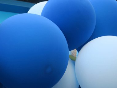 Kobalt mavisi renkli balonların yakın çekimi.                     