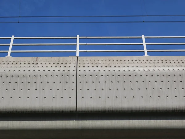 Mavi Gökyüzüne Nokta Desenli Beton Bir Demiryolu Köprüsü — Stok fotoğraf