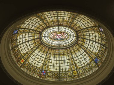 Lakenhal Müzesi 'nde iki anahtarlı iki aslanlı camdan bir çatı.