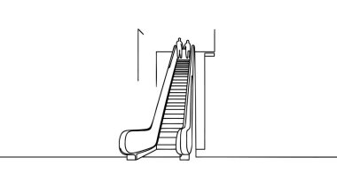 Güzel bir kadın yürüyen merdivenle yukarı çıkıyor. Bir çalışanın kariyer basamağı. Özel indirimli alışveriş merkezi yürüyen merdivenleri konsepti