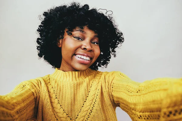 Retrato Cerca Alegre Mujer Negra Sonriendo Con Boca Abierta Tomando — Foto de Stock