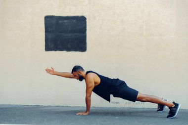 Tek elle şınav çeken bir adam.