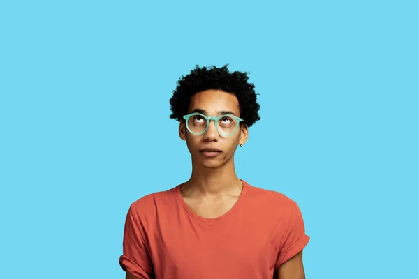 Retrato Hombre Afroamericano Pensando Mirando Con Anteojos Pelo Afro —  Fotos de Stock