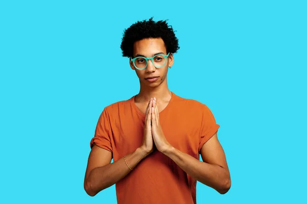 African American Man Mediterar Med Knäppta Händer Glasögon Tittar Kameran — Stockfoto