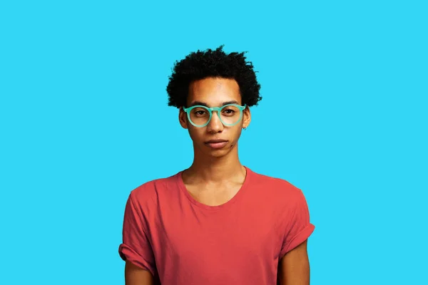 Ung Vuxen Man Tänker Tittar Kameran Bär Glasögon Och Afro — Stockfoto