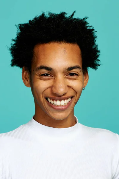 Joven Adulto Hombre Con Afro Peinado Sonriendo Mirando Cámara Estudio — Foto de Stock