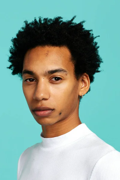 Zbliżenie Portret Poważny Młody Czarny Człowiek Patrząc Aparat — Zdjęcie stockowe