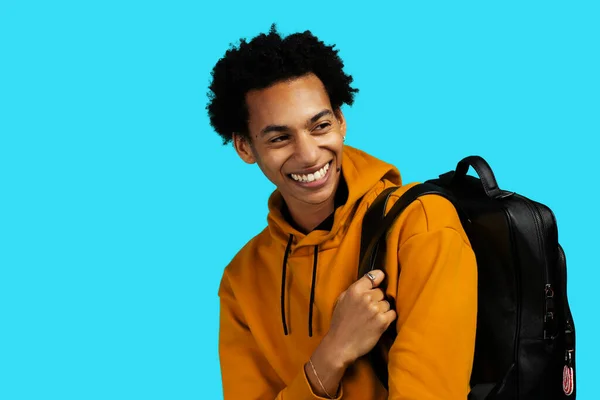 Joven Adulto Negro Hombre Con Mochila Sonriendo Mirando Hacia Otro —  Fotos de Stock