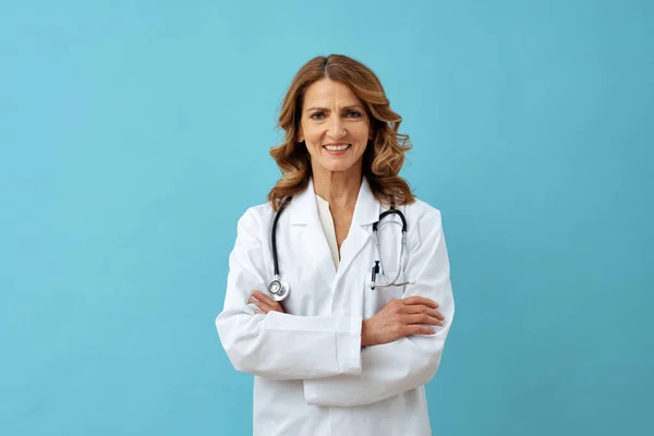Media Mujer Adulta Médico Con Los Brazos Cruzados Sonriendo Mirando — Foto de Stock