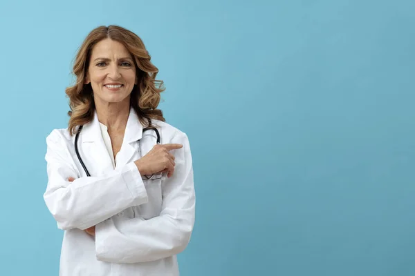Médico Feminino Apontando Dedo Para Lado Longe Espaço Cópia Sorrindo — Fotografia de Stock