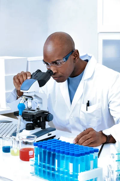 African American Scientist Looking Microskop Vetenskapligt Labb Experiment Medicin Vaccin — Stockfoto