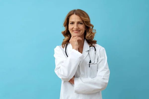 Mature Female Doctor Thinking Hand Chin Wearing Lab Coat Stethoscope — Stock Photo, Image