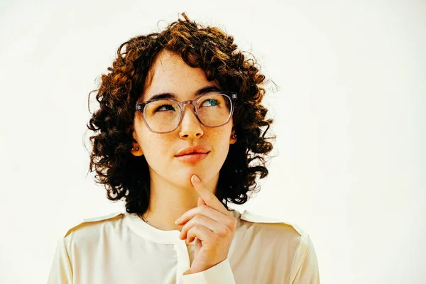 Retrato Jovem Mulher Adulta Pensando Com Mão Queixo Usando Óculos — Fotografia de Stock