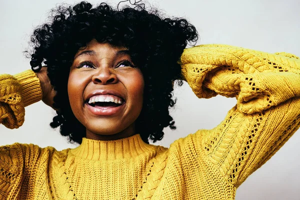 Radosna Chwila Zbliżenie Portret Uśmiechniętej Czarnej Kobiety Rękami Kręconych Włosach — Zdjęcie stockowe